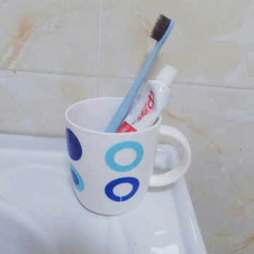 Plastic cups of new materials for brushing teeth at home food use